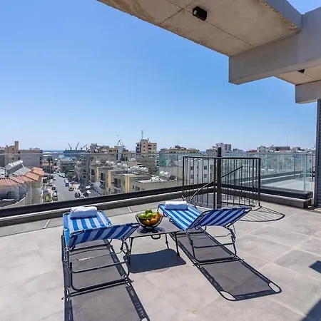 Maryam's 2-br Facing Harbor With Pool لارنكا