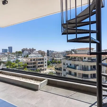 Maryam's 2-br Facing Harbor With Pool لارنكا