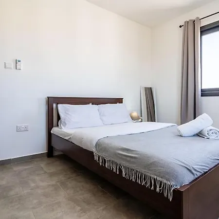 Maryam's 2-br Facing Harbor With Pool * لارنكا