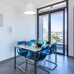 Maryam's 2-br Facing Harbor With Pool Apartmán