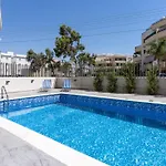 Maryam's 2-br Facing Harbor With Pool Apartmán