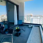 Maryam's 2-br Facing Harbor With Pool Apartmán
