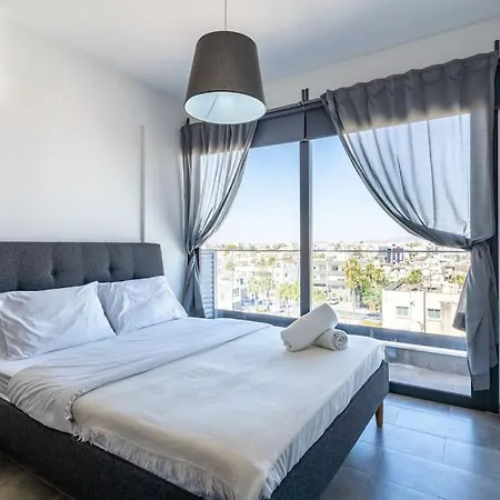 Maryam's 2-br Facing Harbor With Pool Apartment Larnaka