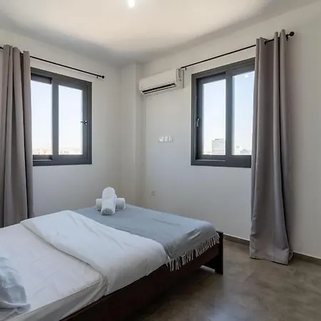 Maryam's 2-br Facing Harbor With Pool Apartment *