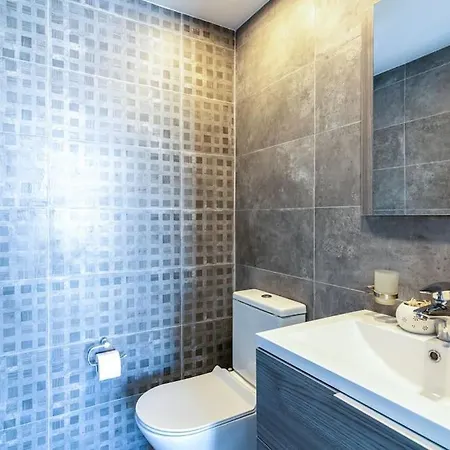 Maryam's 2-br Facing Harbor With Pool Apartment Larnaka