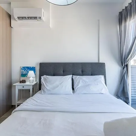 Maryam's 2-br Facing Harbor With Pool Larnaka