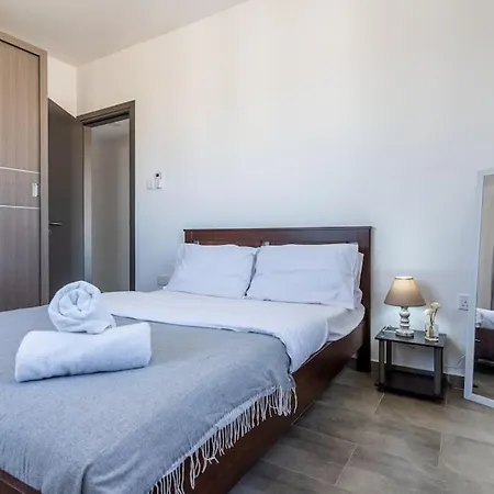 Maryam's 2-br Facing Harbor With Pool Apartment