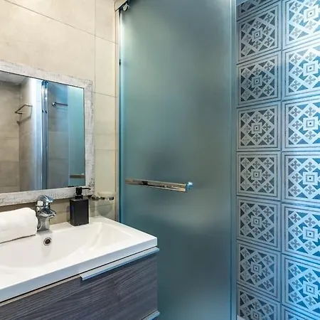 Maryam's 2-br Facing Harbor With Pool דירה לרנקה