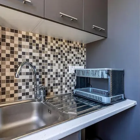 Apartment Maryam's 2-br Facing Harbor With Pool