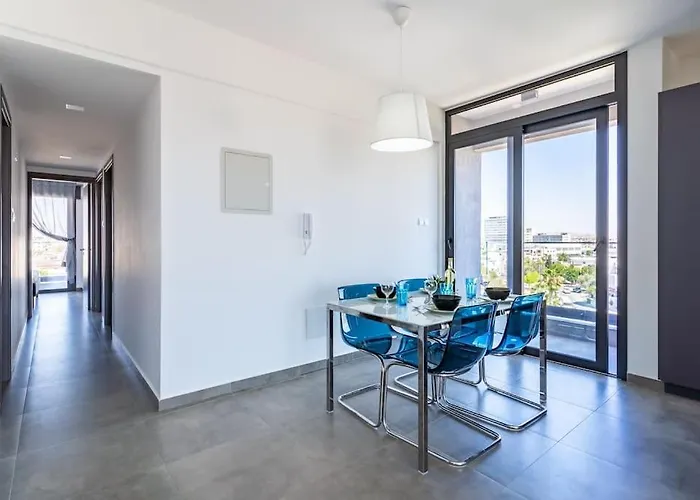 Maryam's 2-br Facing Harbor With Pool *