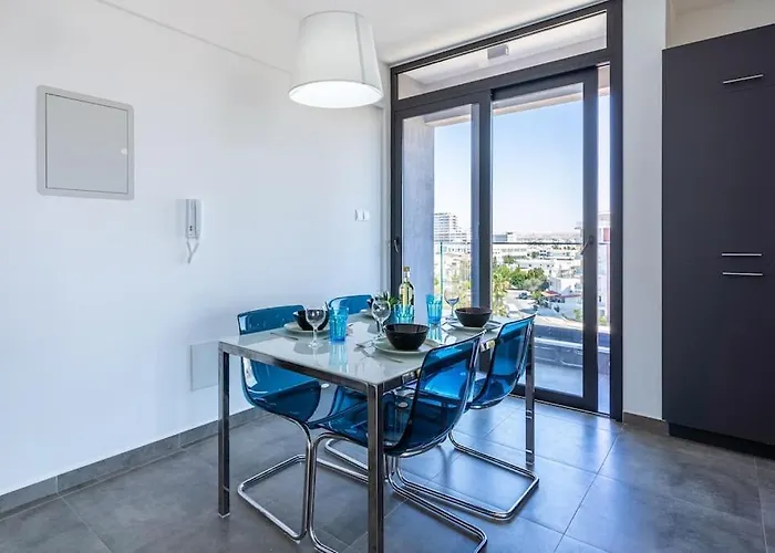 Maryam's 2-br Facing Harbor With Pool Διαμέρισμα