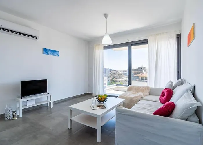 Maryam's 2-br Facing Harbor With Pool * Λάρνακα