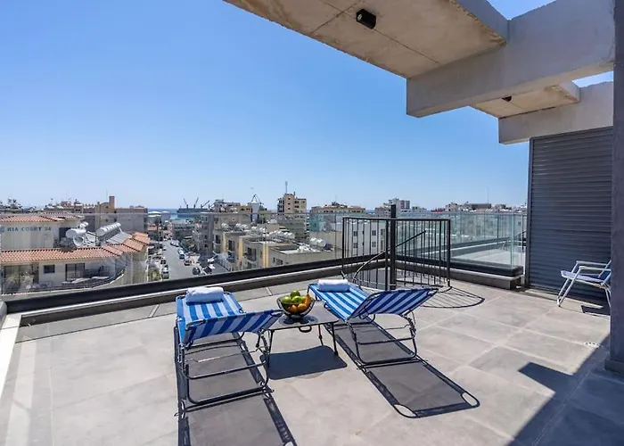 Maryam's 2-br Facing Harbor With Pool Λάρνακα