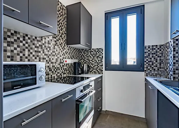 Maryam's 2-br Facing Harbor With Pool Apartamento *