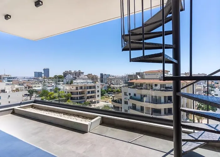 Maryam's 2-br Facing Harbor With Pool Λάρνακα