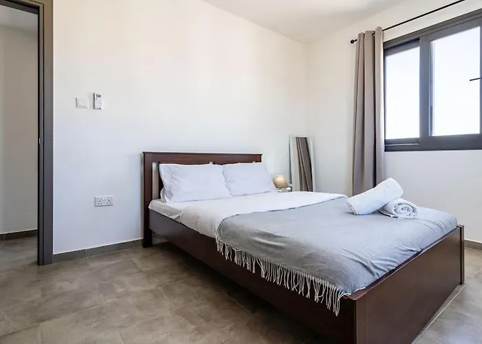 Maryam's 2-br Facing Harbor With Pool * Λάρνακα