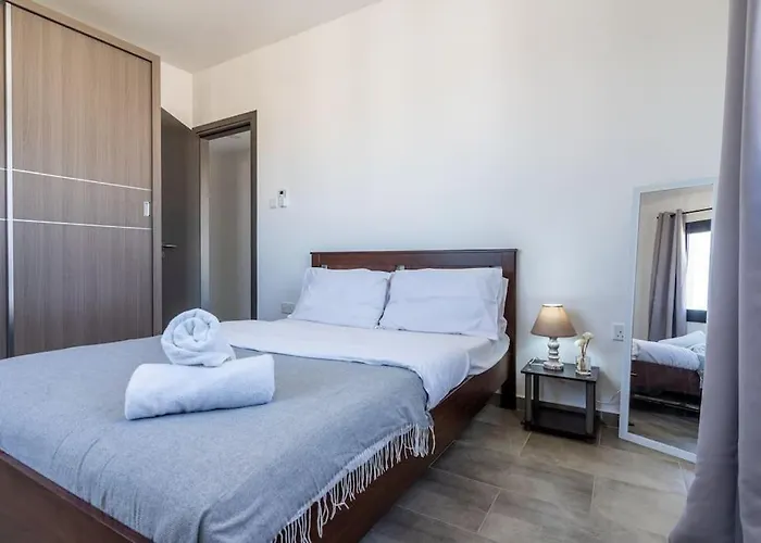 Maryam's 2-br Facing Harbor With Pool Διαμέρισμα