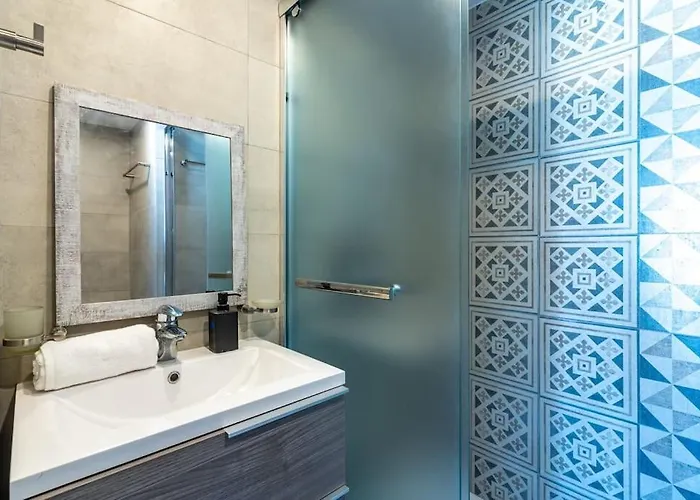 Maryam's 2-br Facing Harbor With Pool Apartamento Larnaca