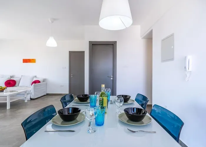 Διαμέρισμα Maryam's 2-br Facing Harbor With Pool Λάρνακα