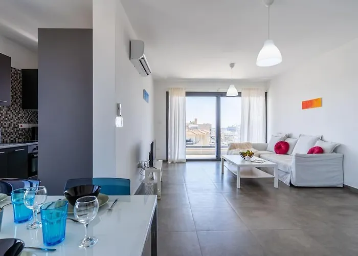 Maryam's 2-br Facing Harbor With Pool * Λάρνακα