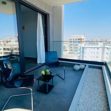 Maryam's 2-br Facing Harbor With Pool Apartament