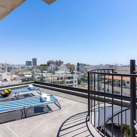 Apartment Maryam's 2-br Facing Harbor With Pool