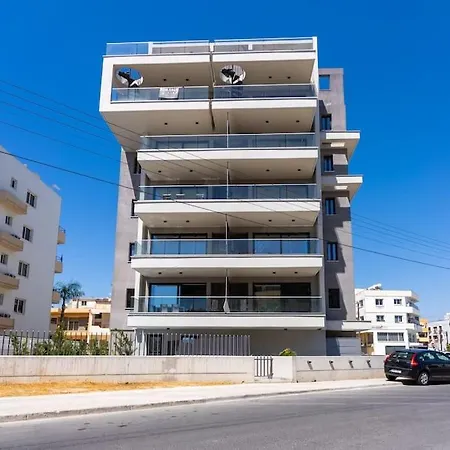 Maryam's 2-br Facing Harbor With Pool Apartment *