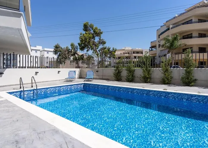 Maryam's 2-br Facing Harbor With Pool Apartment