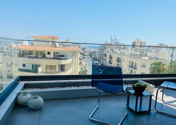 Apartment Maryam's 2-br Facing Harbor With Pool