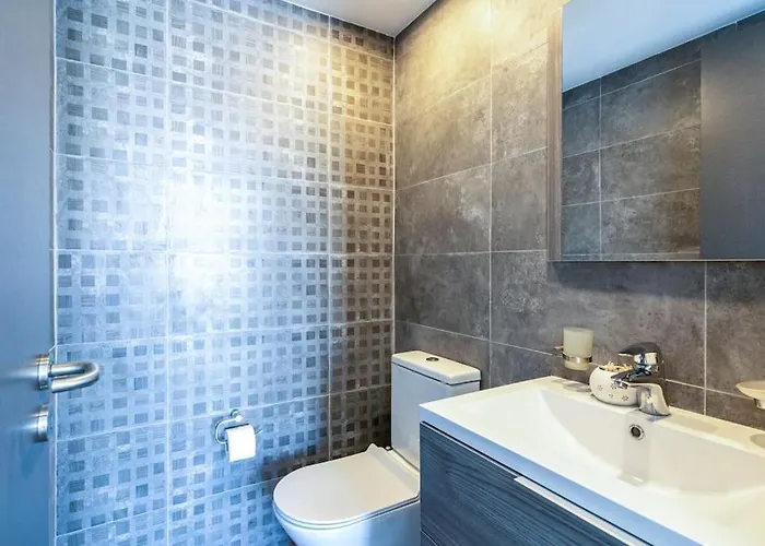 Maryam's 2-br Facing Harbor With Pool Apartment Larnaca