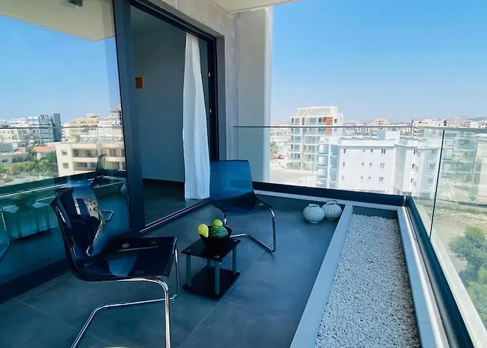 Maryam's 2-br Facing Harbor With Pool Apartment